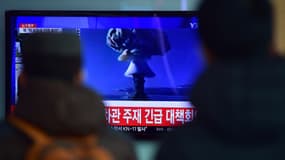 Des habitants de Séoul, en Corée du Sud, apprennent à la télévision le premier essai de bombe à hydrogène mené par Pyongyang, le 6 janvier. 