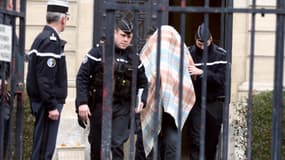 Des gendarmes escortent Willy Bardon, le 18 Janvier 2013, à Amiens, lors de sa mise en examen.