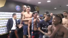PSG : Bizuté et arrosé par ses joueurs, Tuchel pousse la chansonnette !