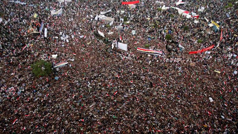 Plus de 50.000 Egyptiens, des islamistes pour la plupart, manifestent place Tahrir, au Caire pour demander au gouvernement militaire un transfert rapide du pouvoir et protester contre une proposition constitutionnelle. /Photo prise le 18 novembre 2011/REU