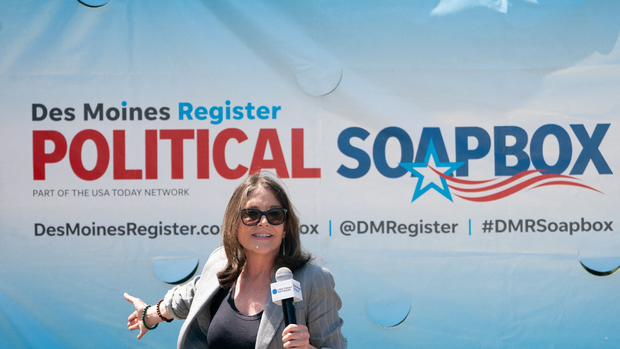 Marianne Williamson, candidate à l'élection présidentielle de 2024, s'exprime lors de la tribune politique du Des Moines Register à la Foire de l'État de l'Iowa à Des Moines, Iowa, le 12 août 2023. Marianne Williamson, candidate à l'élection présidentielle de 2024, s'exprime lors de la tribune politique du Des Moines Register à la Foire de l'État de l'Iowa à Des Moines, Iowa, le 12 août 2023.