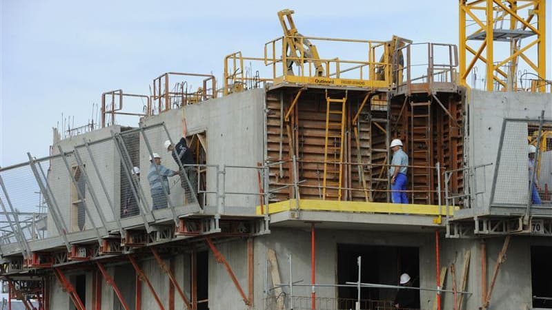 Construction d'un immeuble d'habitation en banlieue parisienne. Le gouvernement a défendu mercredi son bilan en matière de logement social et a fustigé les propositions de François Hollande sur ce sujet que le candidat socialiste a ramené dans la campagne