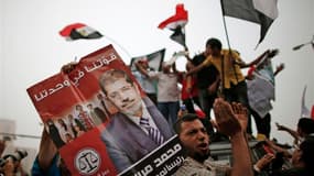 Partisans de Mohamed Morsi au Caire. Les Frères musulmans ont revendiqué lundi la victoire de leur candidat à l'élection présidentielle en Egypte, où les généraux ont publié un nouveau décret transférant le pouvoir législatif à l'armée quelques jours aprè