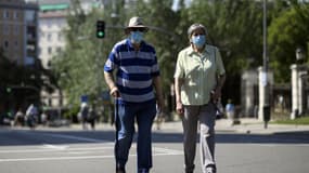 Deux personnes se promenant à Madrid le 24 mai 2020