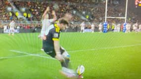 Damian Penaud gêne la transformation d'Antoin Hastoy lors de La Rochelle-Union Bordeaux-Bègles (25-21, 7e journée de Top 14), le 19 novembre 2023