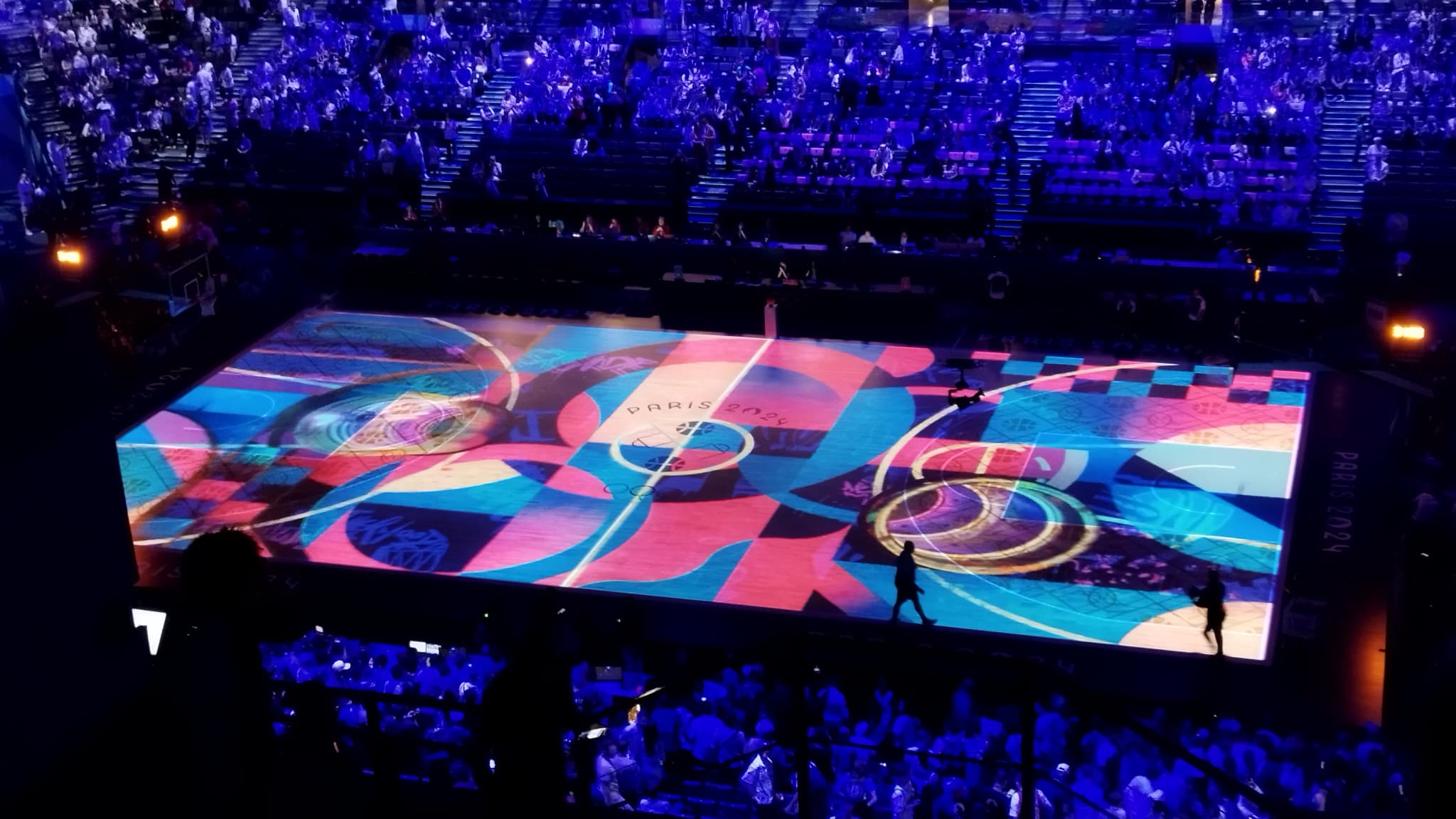 Un show lumineux sur le parquet de Bercy avant la finale olympique de basket entre la France et les USA (le 10/08/2024)