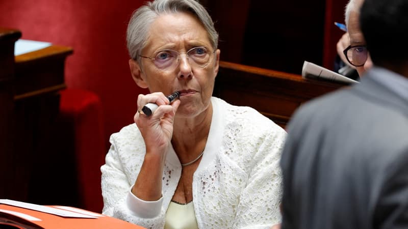 Elisabeth Borne en train de vapoter à l'Assemblée nationale