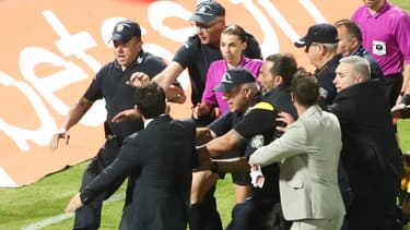 Stéphanie Frappart escortée par la police après la finale de Coupe de Grèce, le 25 mai 2024