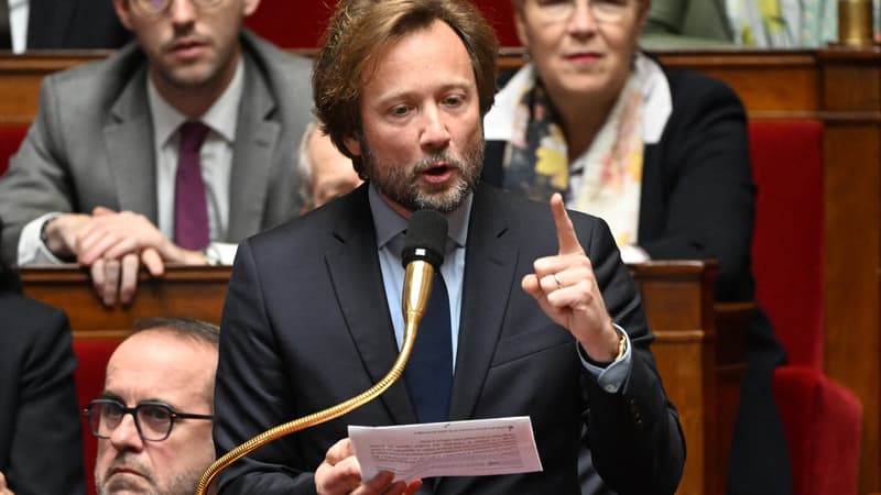 Loi immigration: Boris Vallaud accuse Emmanuel Macron 