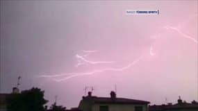 Image impressionnante de violents éclairs à Perpignan ce mardi soir