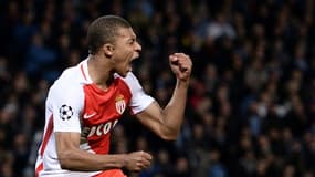 L'attaquant français de l'AS Monaco Kylian Mbappé célèbre son deuxième but inscrit lors du match des huitièmes de finale aller de C1 entre Manchester City et Monaco à l'Etihad Stadium de Manchester, dans le nord-ouest de l'Angleterre, le 21 février 2017.