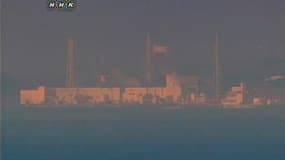 Vue de la centrale de Fukushima-Daiichi. Les techniciens japonais s'efforçaient samedi d'évacuer de l'eau radioactive qui a irradié trois des leurs et retardé les travaux en vue de refroidir les réacteurs de la centrale nucléaire accidentée. /Image TV du