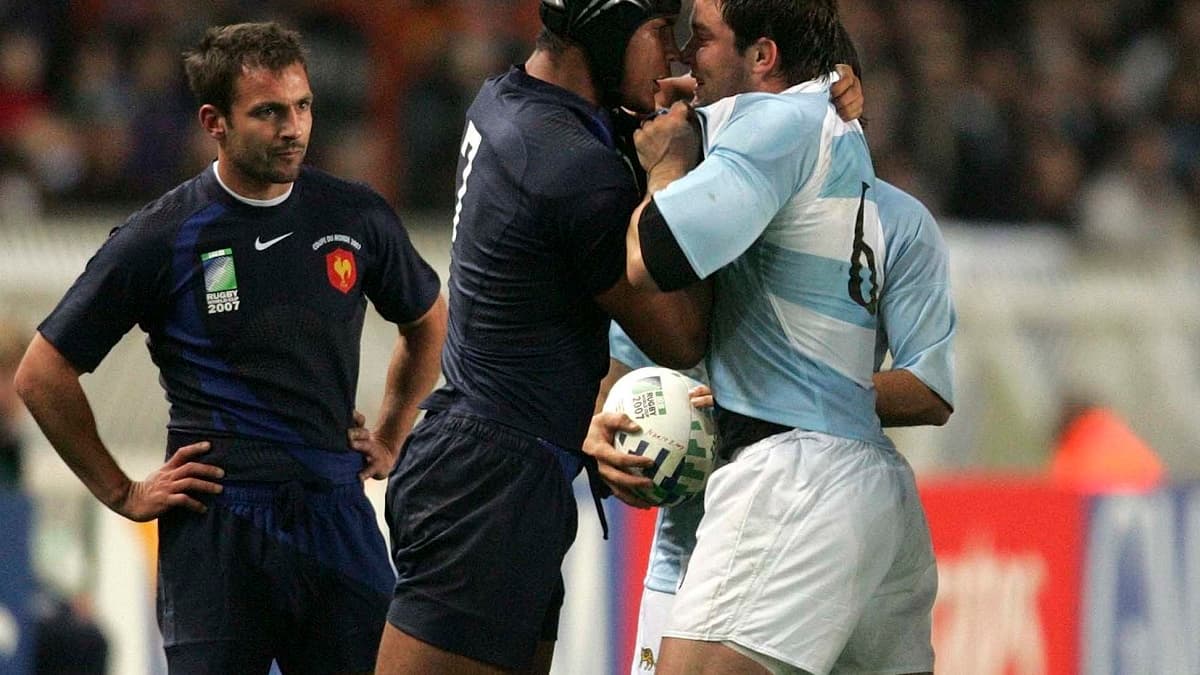 Thierry Dusautoir (à gauche) s'explique avec un Argentin lors de la Coupe du monde 2007