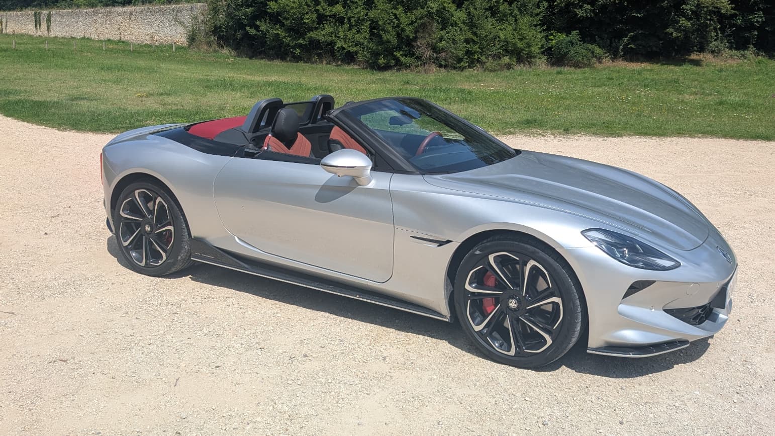 Avec le toit rentré, le Cyberster se mue en cabriolet deux places, idéal pour profiter du soleil cheveux au vent.