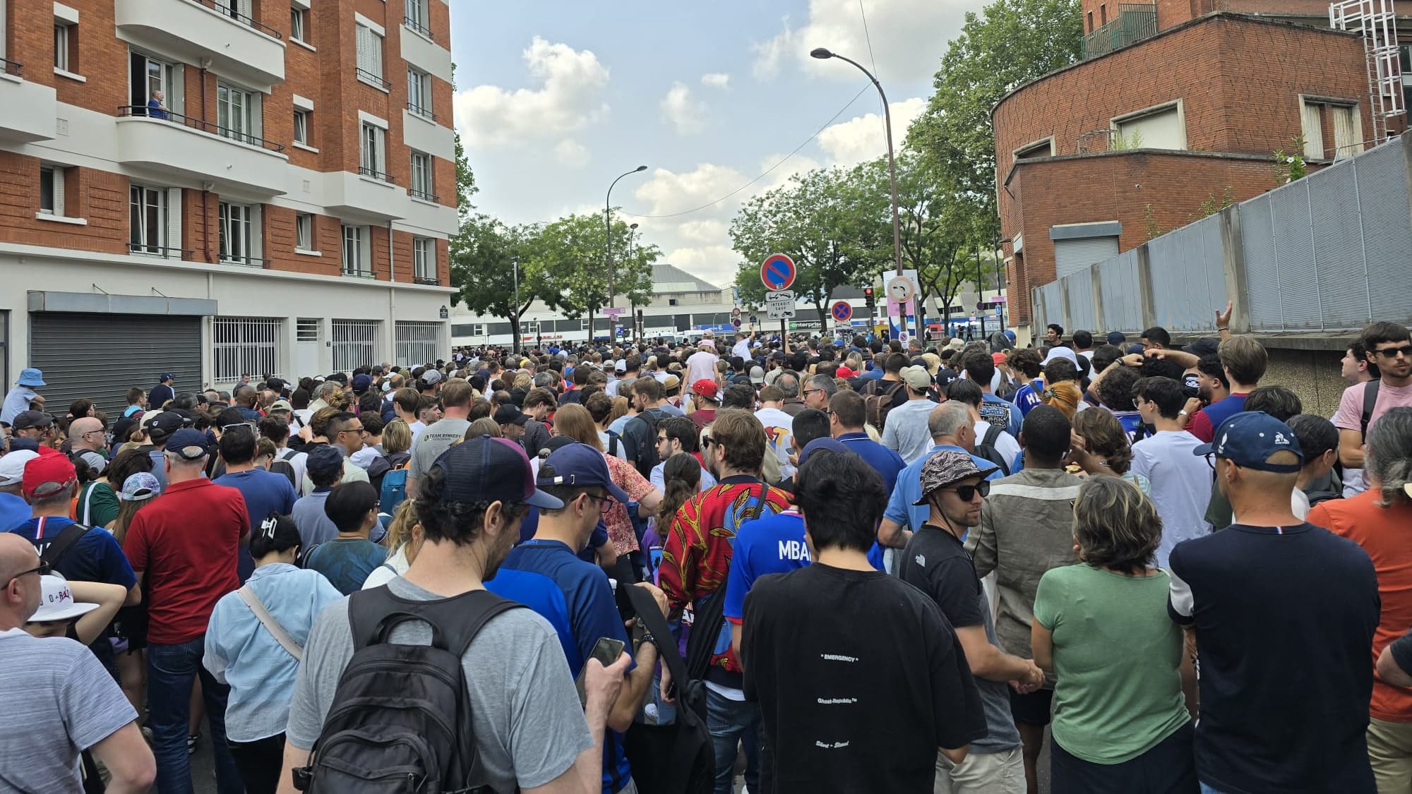 La file d'attente devant le Parc des Princes pour assister au match de football Ouzbékistan-Espagne, 24 juillet 2024 La file d'attente devant le Parc des Princes pour assister au match de football Ouzbékistan-Espagne, 24 juillet 2024