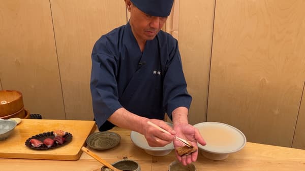 Le sushi à l'anguille, le seul accompagné d'une sauce sucrée