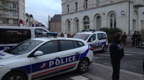 Deux policiers blessés dans un "guet-apens" à Arles