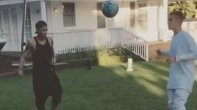 Justin Bieber et Neymar jonglent ensemble dans le jardin du chanteur canadien