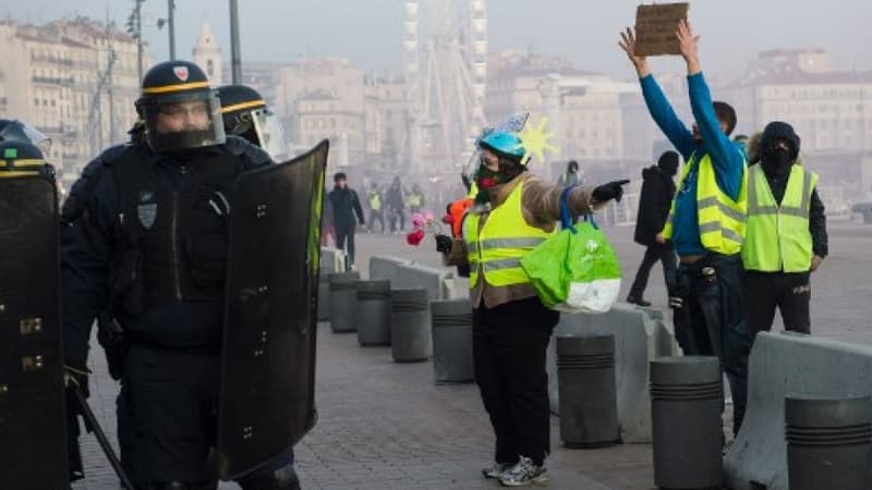 Des gilets jaunes et des policiers à Marseille en décembre dernier - Image d'illustration - Clément Mahoudeau - AFP
