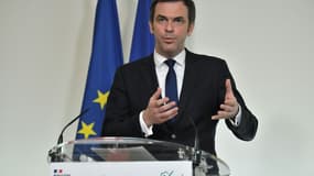 Le ministre de la Santé Olivier Véran lors d'une conférence de presse à Paris, le 26 janvier 2021