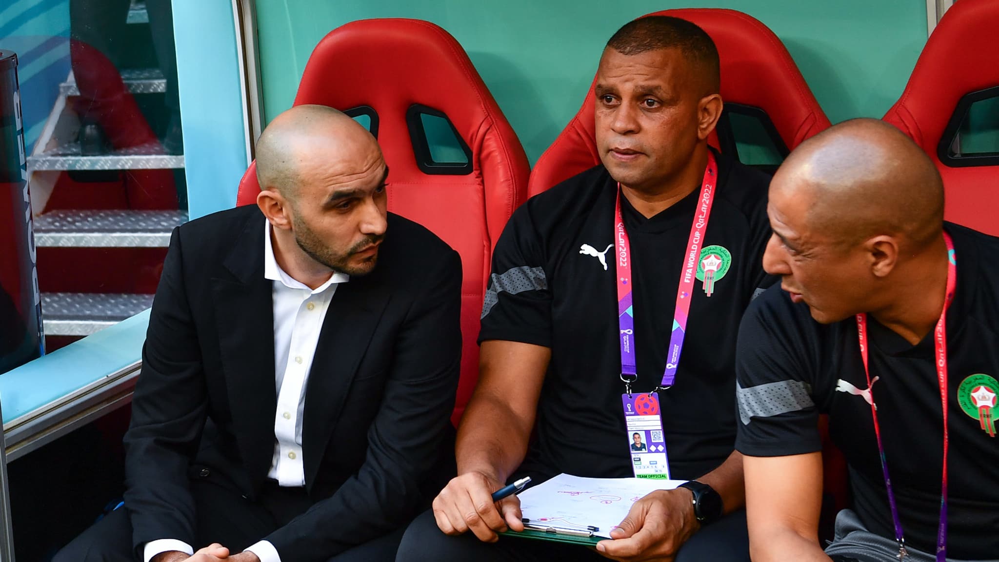 Walid Regragui en discussion avec son staff pendant un match du Maroc au Mondial 2022
