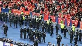Des policiers anti-émeutes face aux supporters de Liverpool après la finale de la Ligue des champions au Stade de France à Saint-Denis, le 28 mai 2022