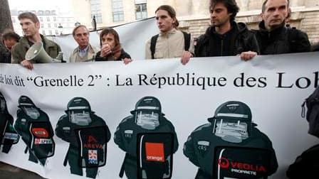 Lors d'une manifestation d'organisations écologistes contre le Grenelle II, un texte qu'ils jugent vidé de sa substance, à l'instar des industriels du secteur des énergies renouvelables. L'examen de ce projet de loi a débuté ce mardi à l'Assemblée et devr