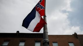 Le drapeau de l'Etat américain du Mississippi, photographié le 24 juillet 2016 lors d'une manifestation à Philadelphie