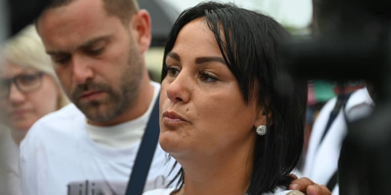 La mère de Lindsay, Betty Gervois, lors de la manifestation à Vendin-le-Vieil, dans le Pas-de-Calais, en hommage à sa fille, une collégienne harcelée suicidée en mai 2023