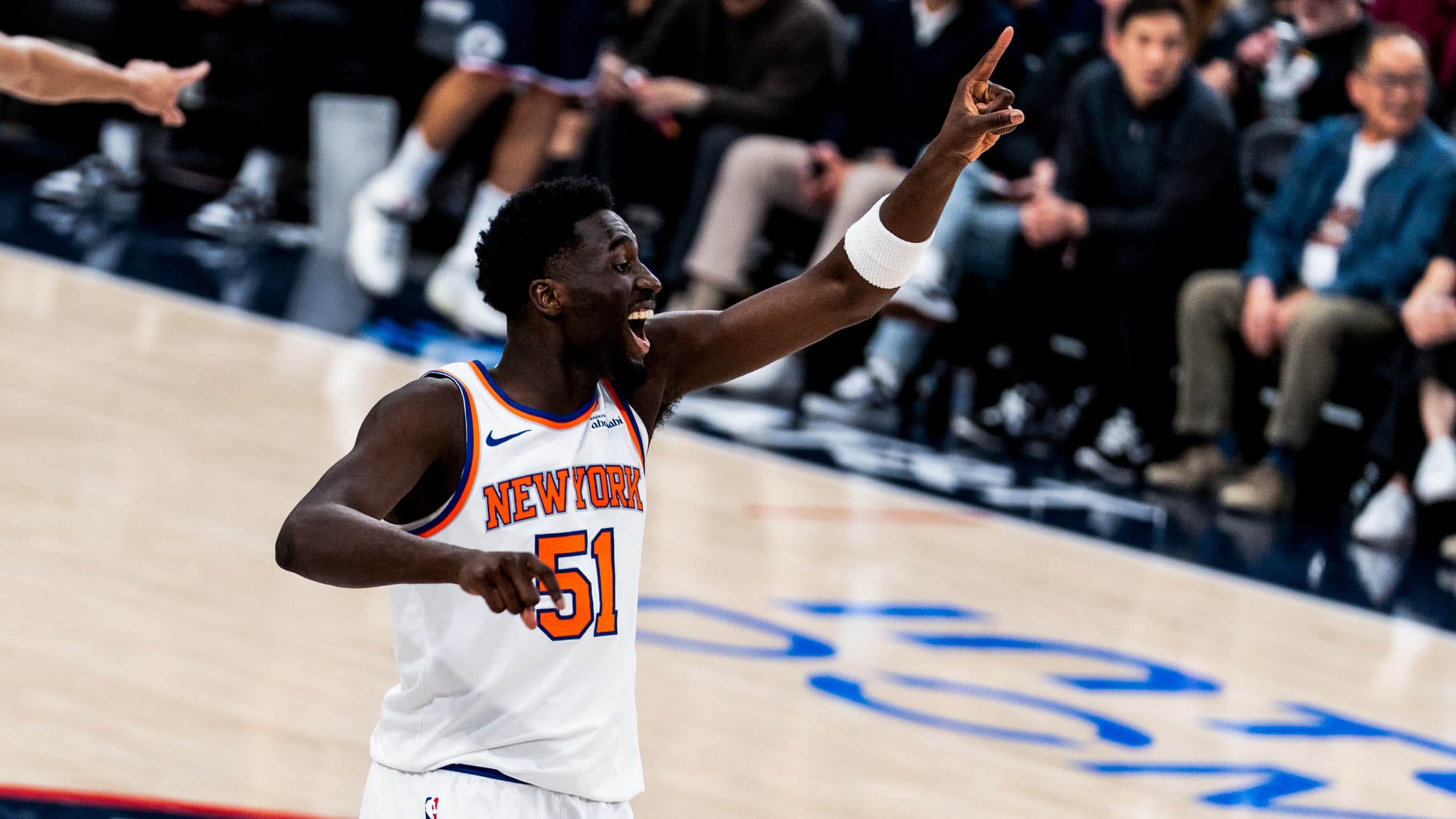 https://images.bfmtv.com/RwdooNg_EpJs45cx0s7pfURY3I4=/14x0:2046x1143/images/Le-Francais-Mohamed-Diawara-lors-du-match-Los-Angeles-Clippers-New-York-Knicks-126-118-le-9-mars-2026-2253166.jpg