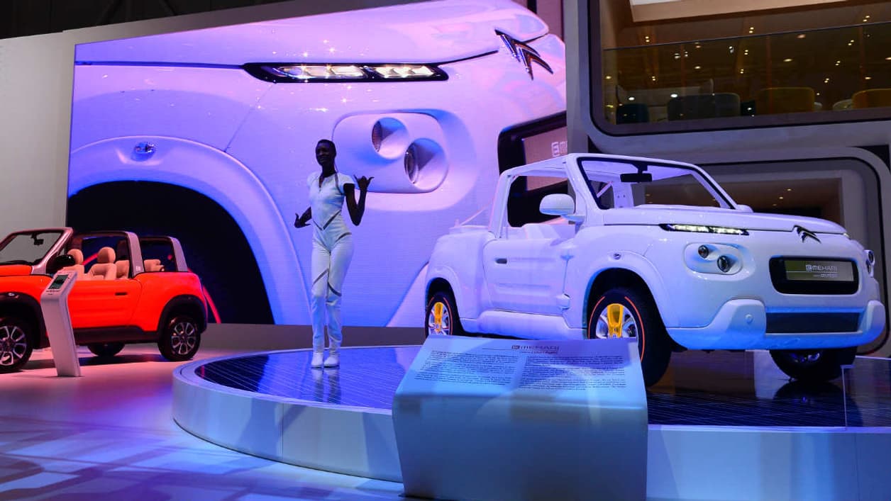 Citroën a confié la E-Méhari à Courrèges, ça donne une voiture de plage blanc immaculé du plus bel effet.