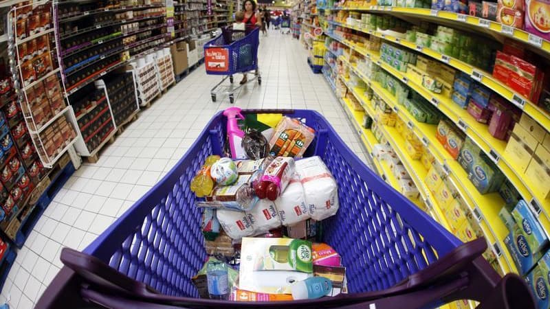 Les prix à la consommation ont augmenté de 0,8% en mars après une hausse de 0,3% le mois précédent, pour progresser de 1,0% sur un an. Les prix de l'énergie, notamment ceux des produits pétroliers, ont en revanche baissé. /Photo d'archives/REUTERS/Eric Ga