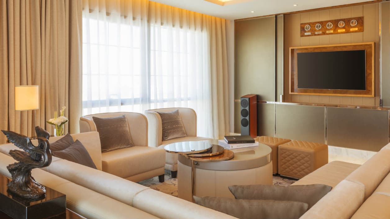 Les suites de la chaine d'hôtel St Regis sont inspirées de la limousine Mulsanne. Les suites de la chaine d'hôtel St Regis sont inspirées de la limousine Mulsanne.