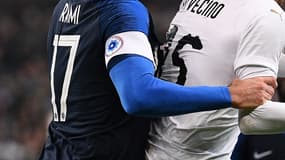 Le brassard blanc avec le bleuet sur le bras d'Adil Rami