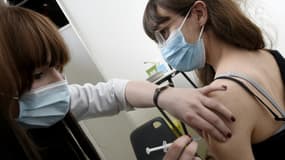 Une patiente reçoit le vaccin Pfizer/BioNTech dans la banlieue lilloise de Marcq-en-Baroeul le 4 avril 2021