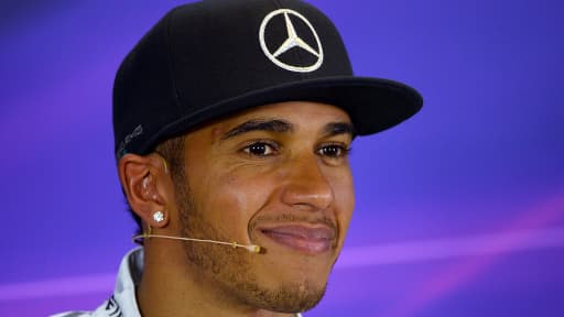 Lewis Hamilton a gagné de justesse le droit de partir en pole position dimanche.