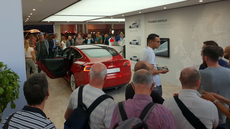 Le public était nombreux pour découvrir la Tesla Model 3