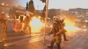 Scènes de violences devant le Parlement à Athènes le 15 juillet 2015