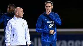 Guy Stéphan en discussion avec Adrien Rabiot pendant un entraînement de l'équipe de France, novembre 2023