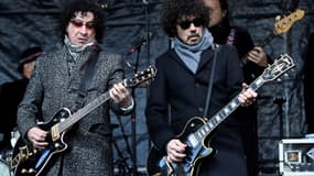 Les guitaristes Norbert Krief et Yarol Poupaud, face à l'église de la Madeleine durant leur hommage à Johnny Hallyday du samedi 9 décembre