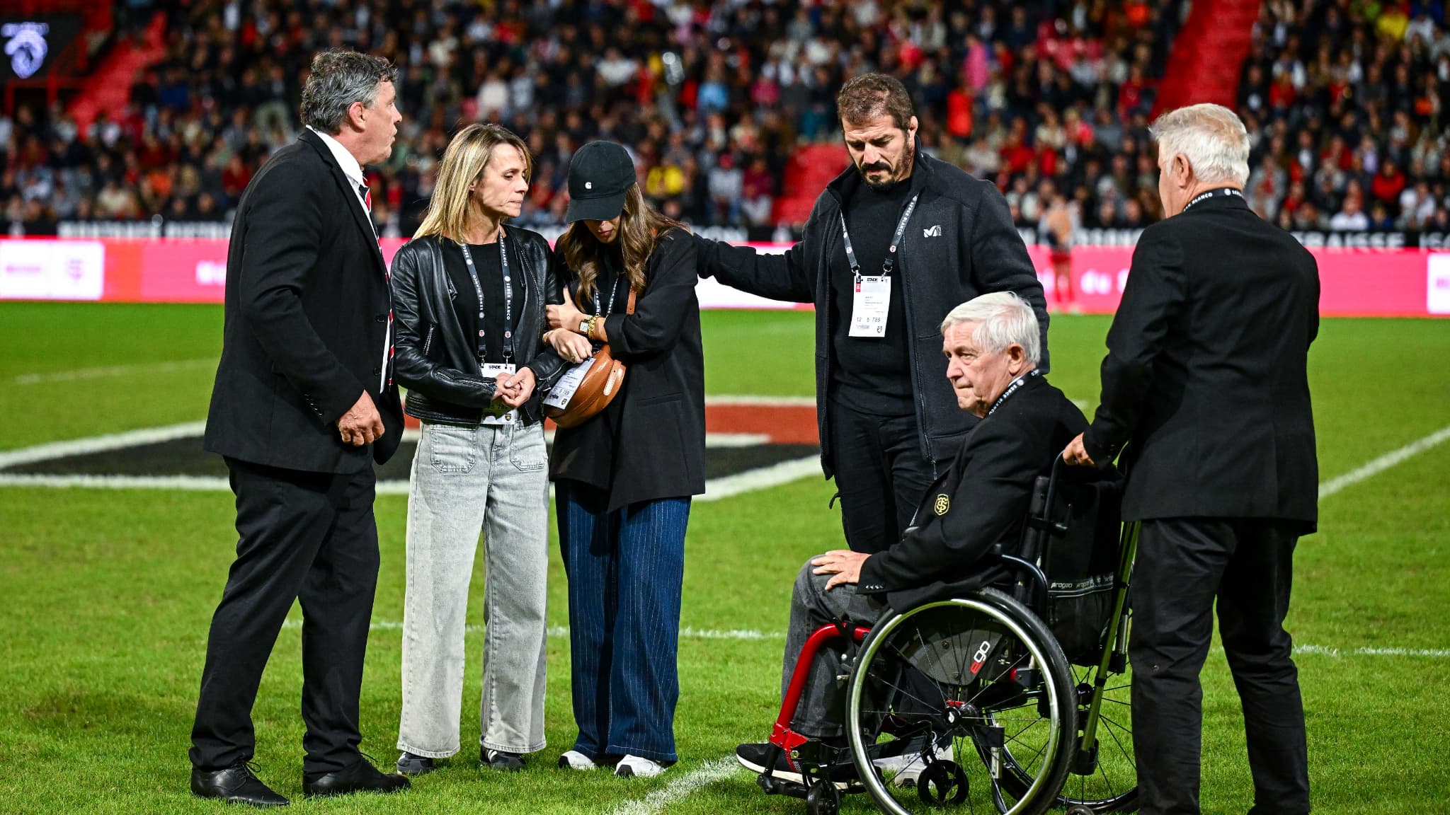 L emotion des parents et de la soeur de Medhi Narjissi lors de l hommage avant Toulouse La Rochelle le 15 septembre 2024 1939340