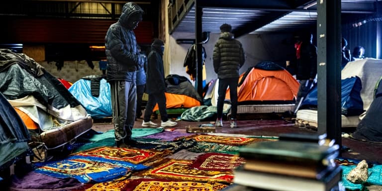 Un entrepôt abandonné, où des migrants s'abritent pendant les mois d'hiver, à Marck, près de Calais, dans le Pas-de-Calais, le 24 janvier 2025 (Photo d'illustration).
