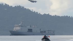 Image d'illustration d'un avion militaire survolant un cargo aux Philippines. 