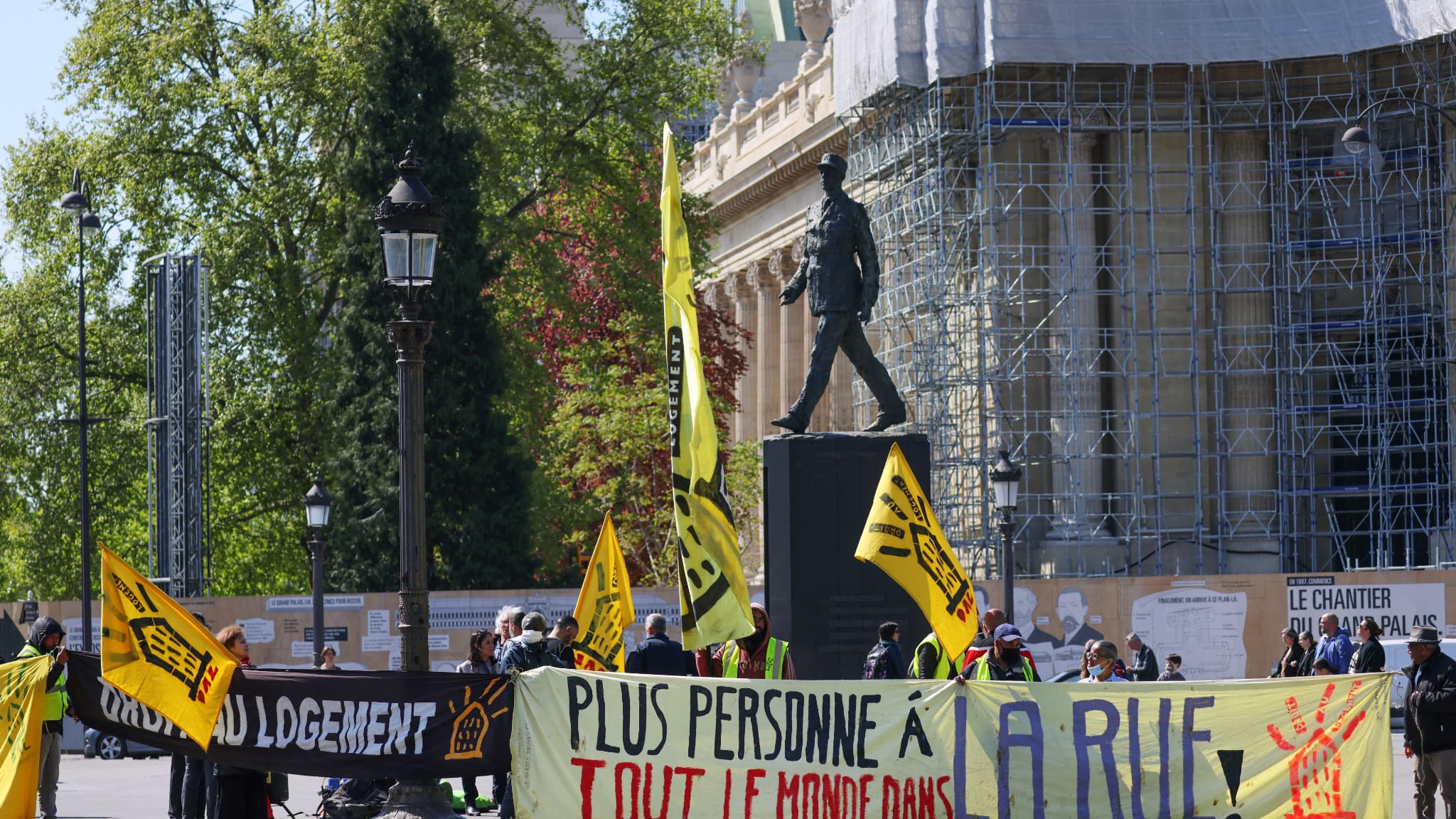 Des tentes ont été plantées par des militants du droit au logement prêt de l'Élysée.