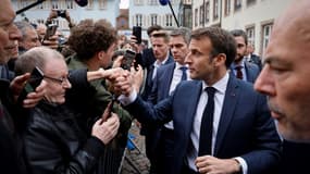 Emmanuel Macron lors d'un bain de foule à Sélestat (Bas-Rhin) le 19 avril 2023 
