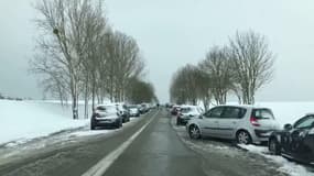 À Villepreux dans les Yvelines, le verglas oblige les voitures à s'arrête - Témoins BFMTV