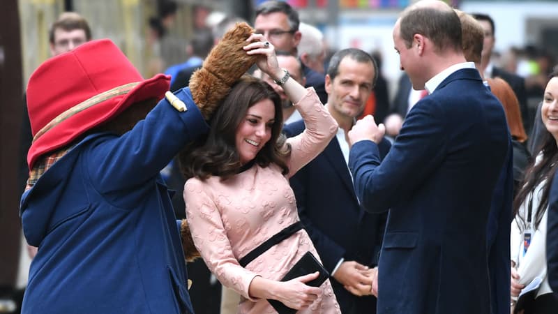 Kate Middleton danse avec l'ours Paddington, sous les yeux du prince William, à la Gare de Paddington à Londres, le 16 octobre 2017
