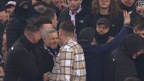 Bruno Genesio au milieu des ultras lillois après la victoire lors de la 20e journée de Ligue 1, 1er février 2025
