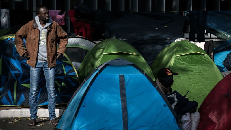 Dans le 19e arrondissement de Paris, le campement de migrants grossit depuis quelques jours.