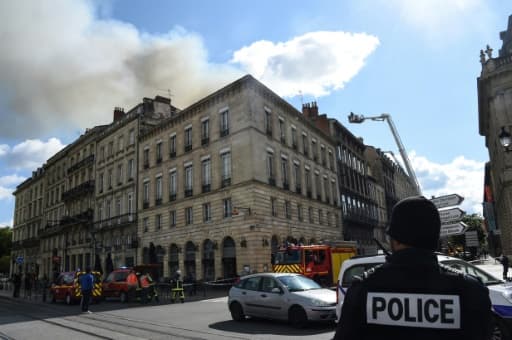 Les pompiers de Bordeaux travaillent à éteindre un incendie dans un immeuble de la ville, le 25 mai 2019 Les pompiers de Bordeaux travaillent à éteindre un incendie dans un immeuble de la ville, le 25 mai 2019